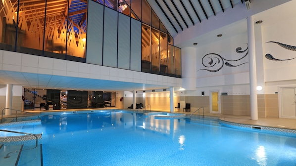 Indoor pool, sun loungers