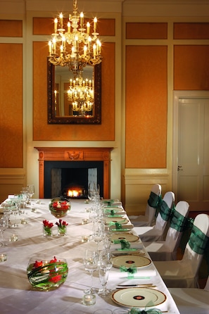 2 restaurants, breakfast, lunch, dinner served; international cuisine