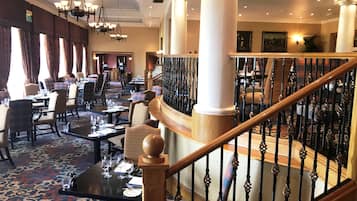 2 間餐廳,供應早餐、午餐和晚餐,國際料理