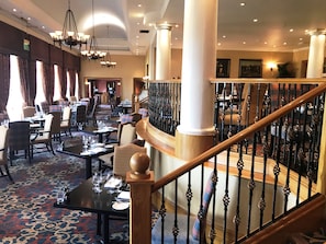2 restaurants, breakfast, lunch, dinner served; international cuisine