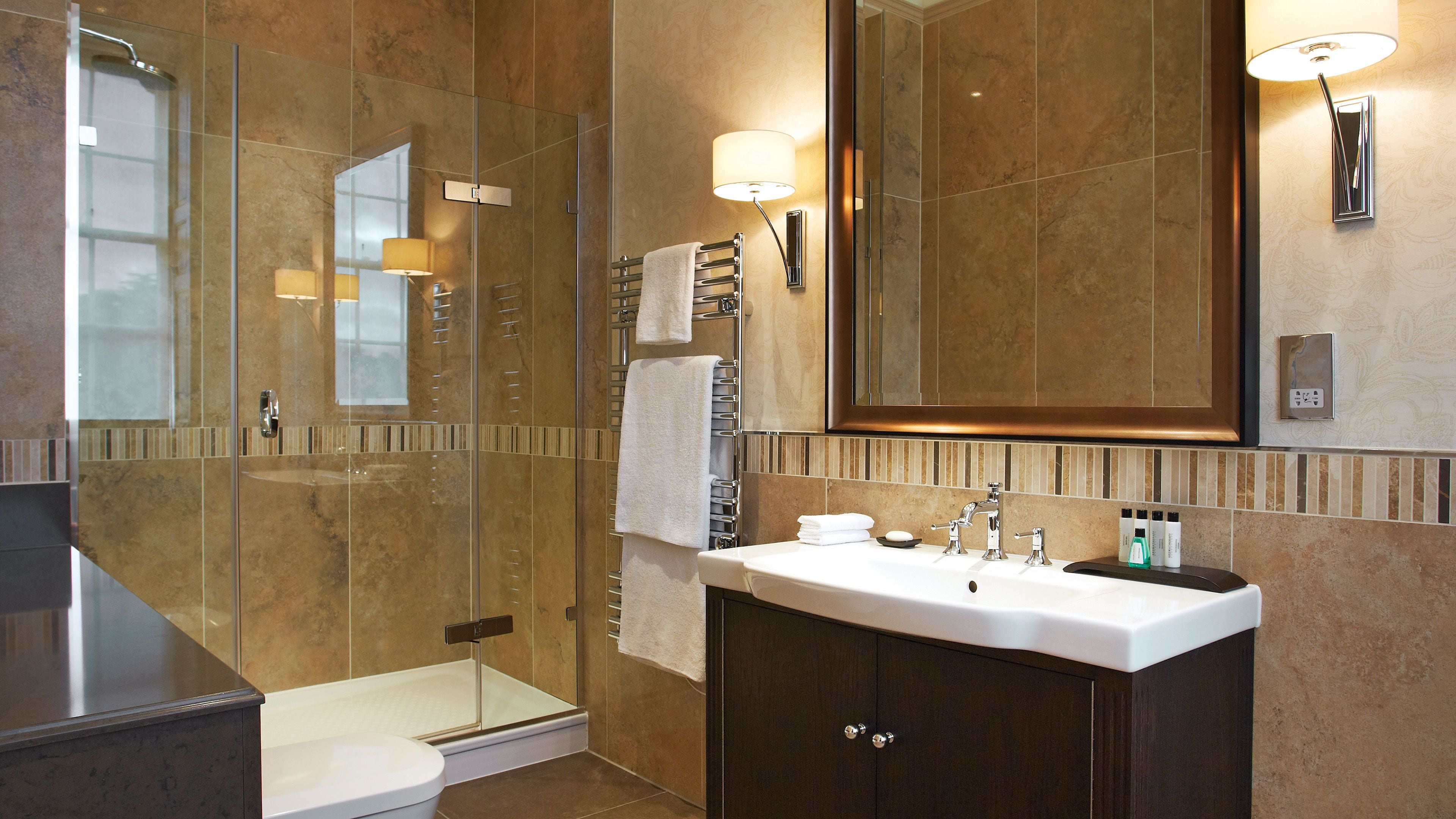 Une salle de bain moderne avec une douche à parois de verre, un meuble-lavabo et un grand miroir.