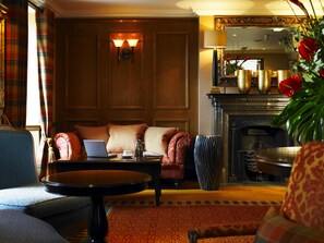 Lobby sitting area - Dalmahoy Hotel & Country Club (Kirknewton)