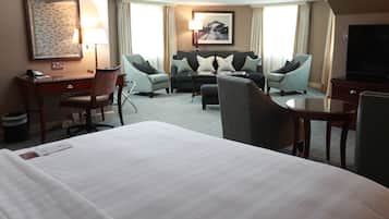 Junior Double Room, 1 King Bed | In-room safe, desk, laptop workspace, blackout drapes