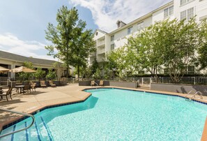 Seasonal outdoor pool, pool umbrellas, pool loungers - DoubleTree Raleigh Durham Airport at Research Triangle Park (Durham)