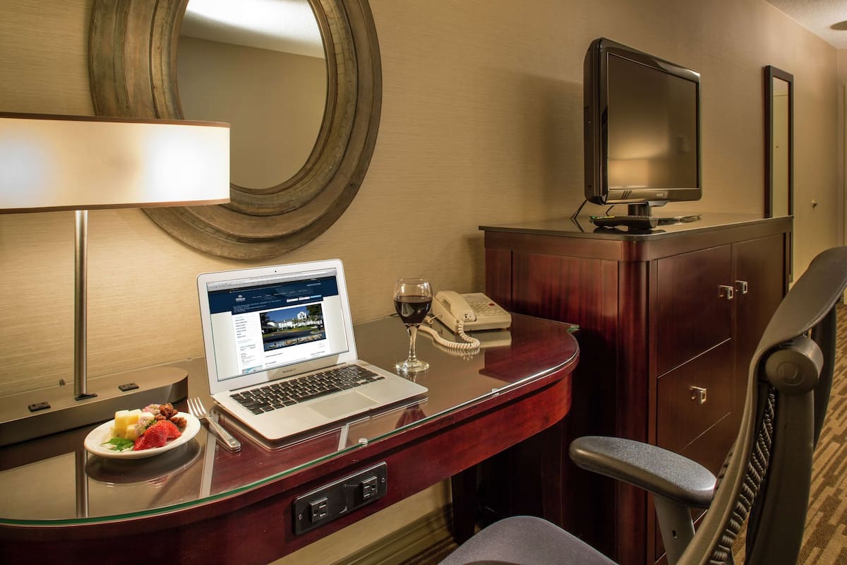 Chăn bông, nệm có lớp đệm bông, két bảo mật tại phòng, bàn 