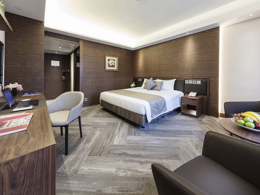 Frigobar, cofres nos quartos, escrivaninha