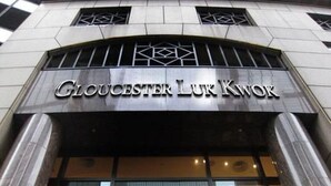 L’entrée du Gloucester Luk Kwok se distingue par son design moderne et ses grandes fenêtres en verre.
