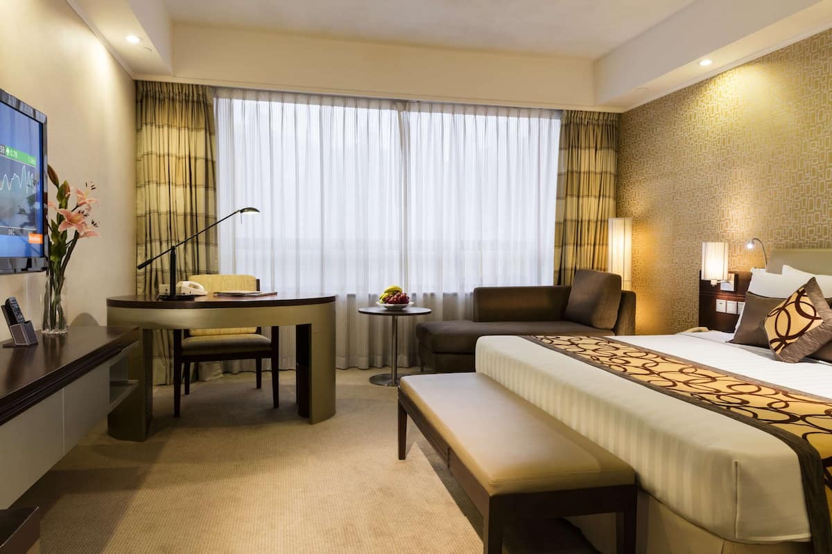 Minibar, coffres-forts dans les chambres, bureau