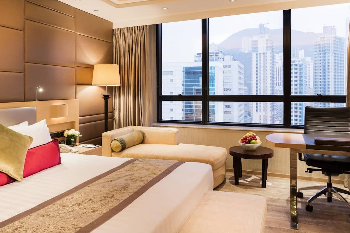 Executive Queen Room | Minibar, in-room safe, desk, iron/ironing board