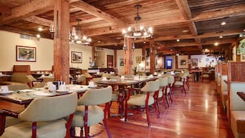 2 restaurants; lunch and dinner served