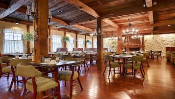 2 restaurantes, se sirven comidas, cenas y cocina americana