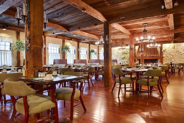 2 restaurants; lunch and dinner served