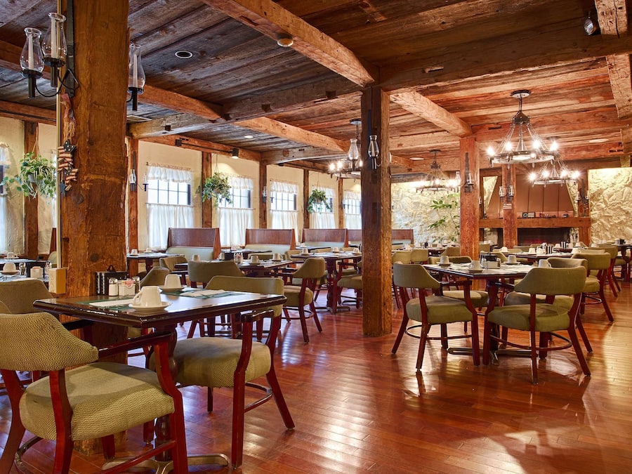 2 restaurantes, com serviço de almoço e jantar; culinária americana