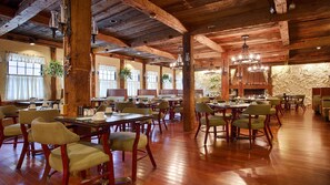 2 restauranter, lunsj og middag serveres, amerikanske retter