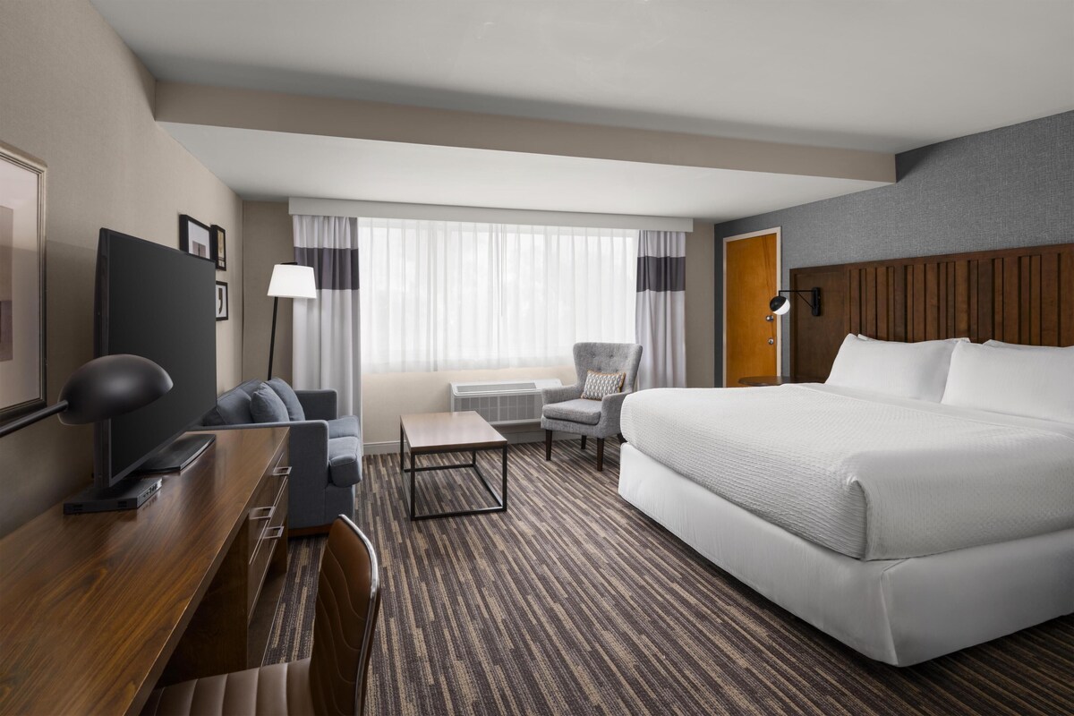 Standard Room, 1 King Bed, Accessible, Bathtub | Premium bedding, in-room safe, desk, laptop workspace