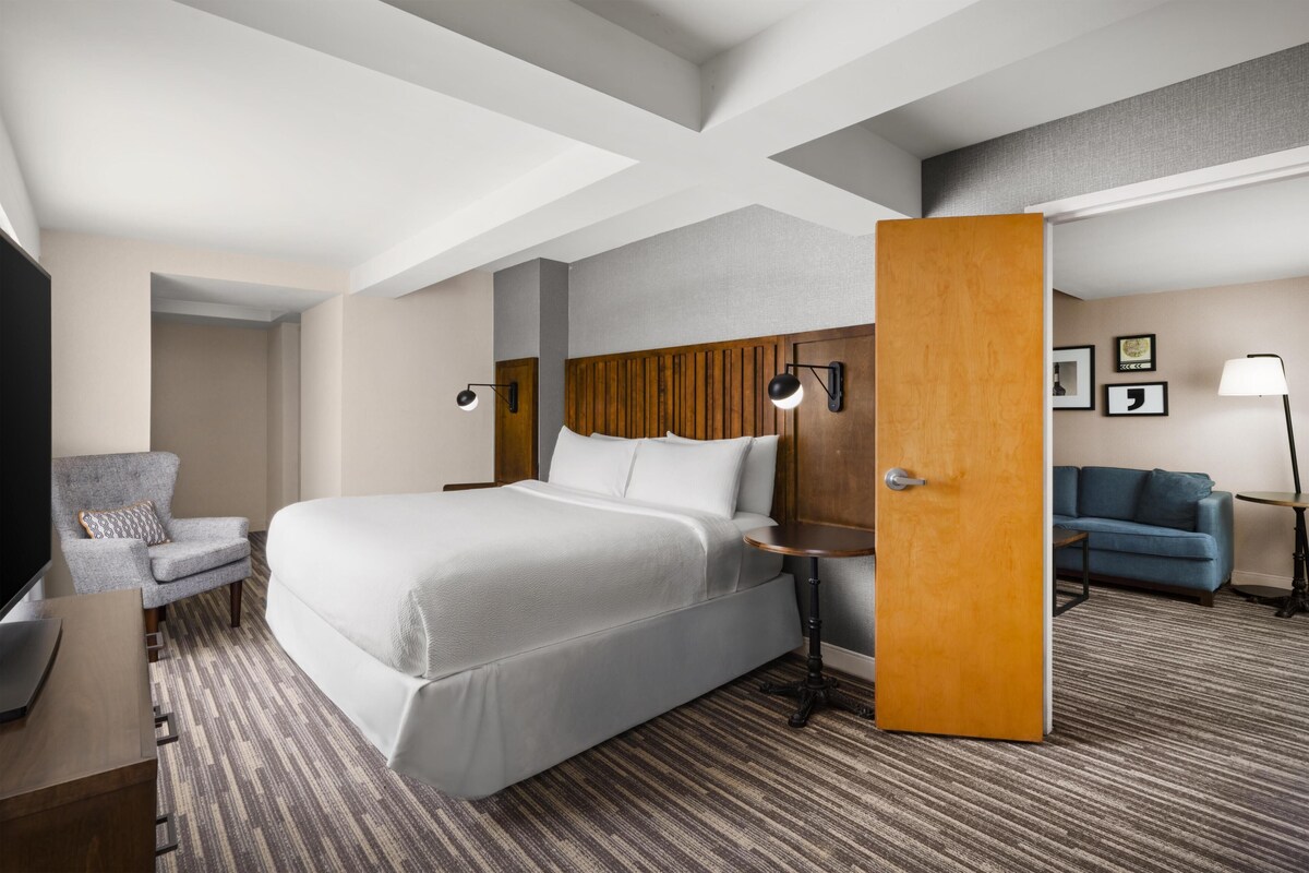 Suite, 1 King Bed, Non Smoking, Jetted Tub (Shower Only) | Premium bedding, in-room safe, desk, laptop workspace