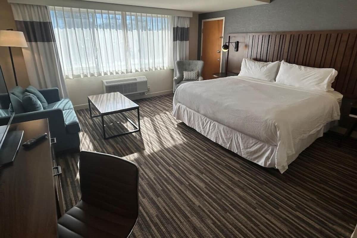Ropa de cama de alta calidad y caja de seguridad en la habitación