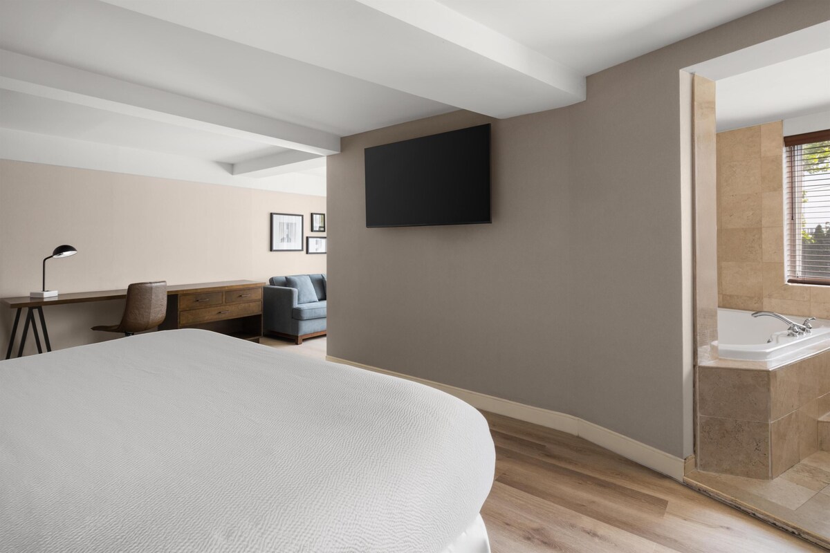 Suite, 1 King Bed, Non Smoking, Jetted Tub (Presidential;Shower Only) | Premium bedding, in-room safe, desk, laptop workspace