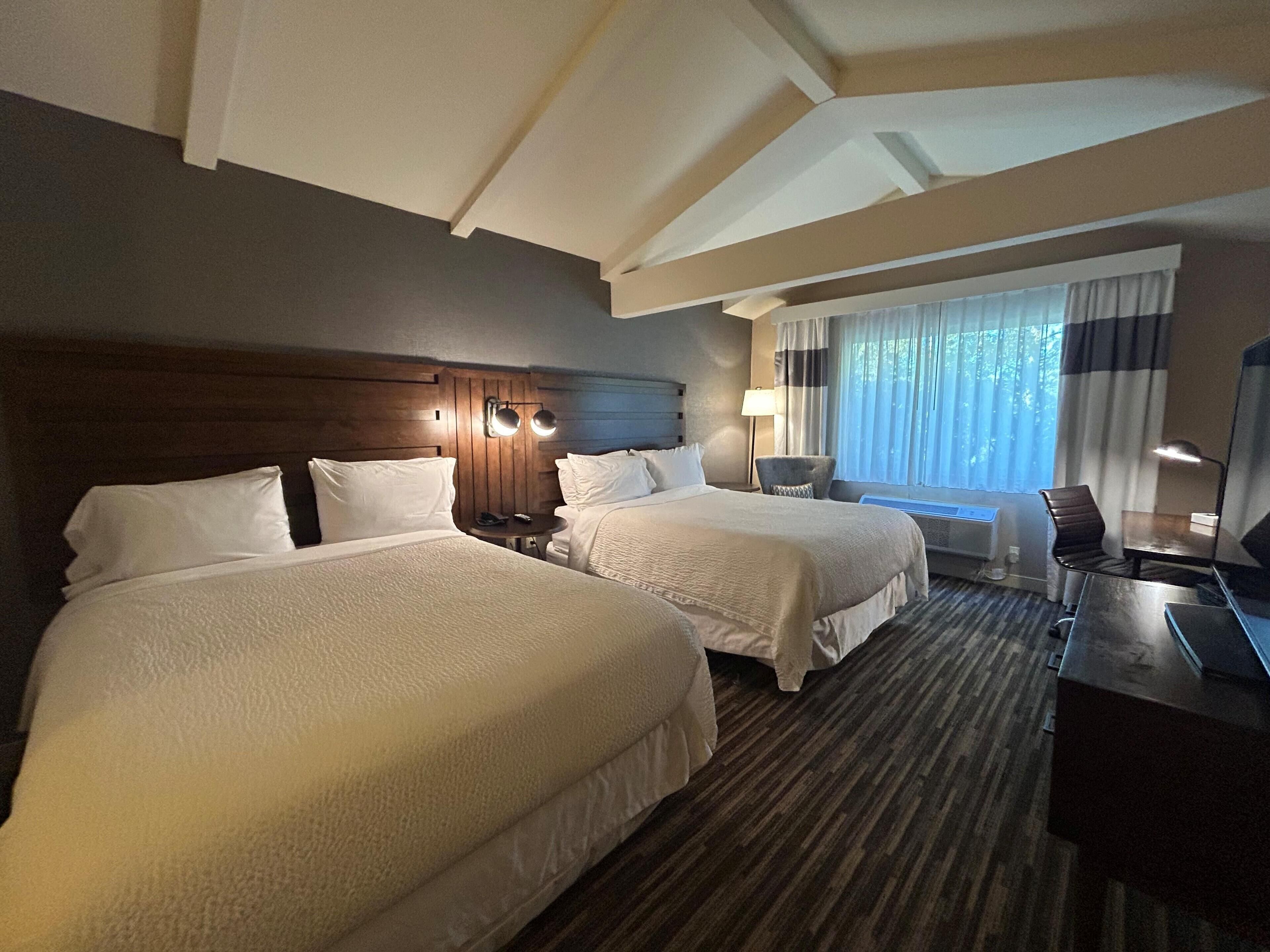 Peralatan tempat tidur premium, peti besi dalam bilik, meja 