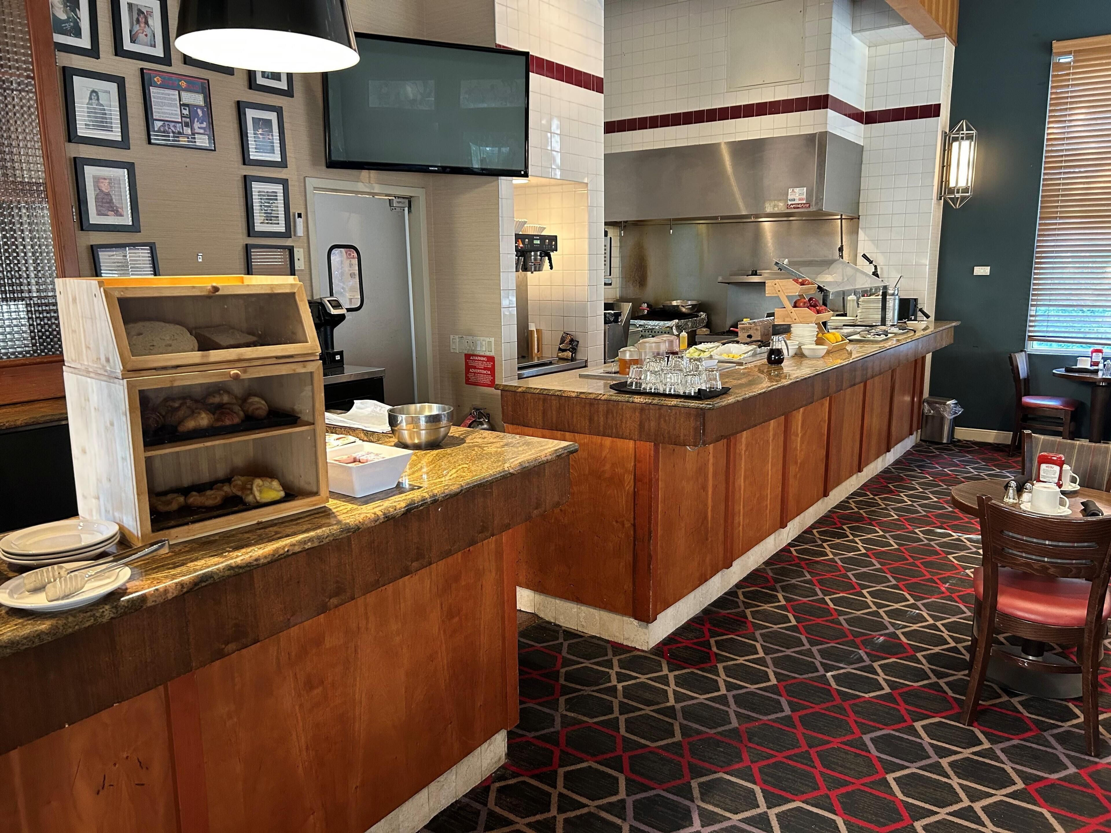 Sarapan bufet setiap hari (USD 17.95 seorang) 