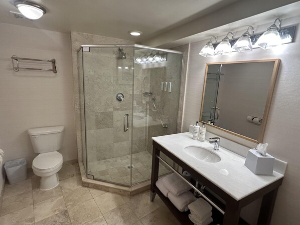 Amenidades de baño gratuitas, secadora de cabello, batas, toallas 