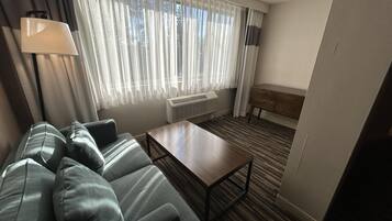 Presidential Suite, 1 Bedroom, Non Smoking, Jetted Tub (Shower Only) | Premium bedding, in-room safe, desk, laptop workspace