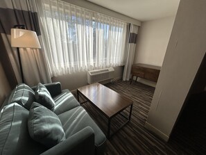 總統套房, 1 間臥室, 非吸煙房, 按摩浴缸 (Shower Only) | 高級寢具、客房內保險箱、書桌、筆電工作空間