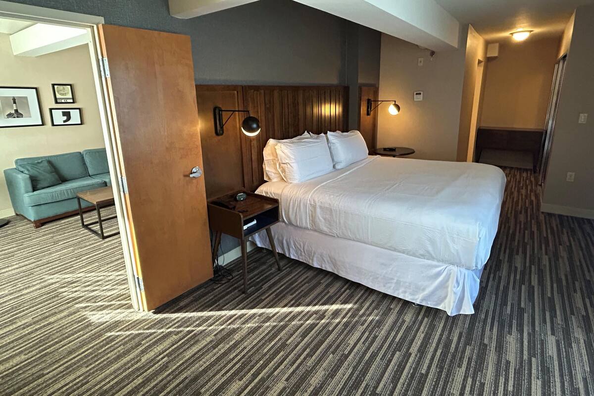 Suite, 1 King Bed, Non Smoking, Jetted Tub (Shower Only) | Premium bedding, in-room safe, desk, laptop workspace