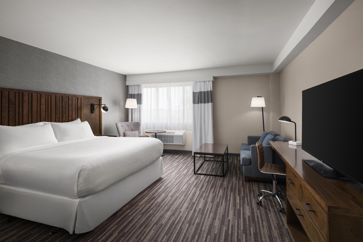 Standard Room, 1 King Bed, Non Smoking, Jetted Tub (Shower Only;Pet Friendly) | Premium bedding, in-room safe, desk, laptop workspace