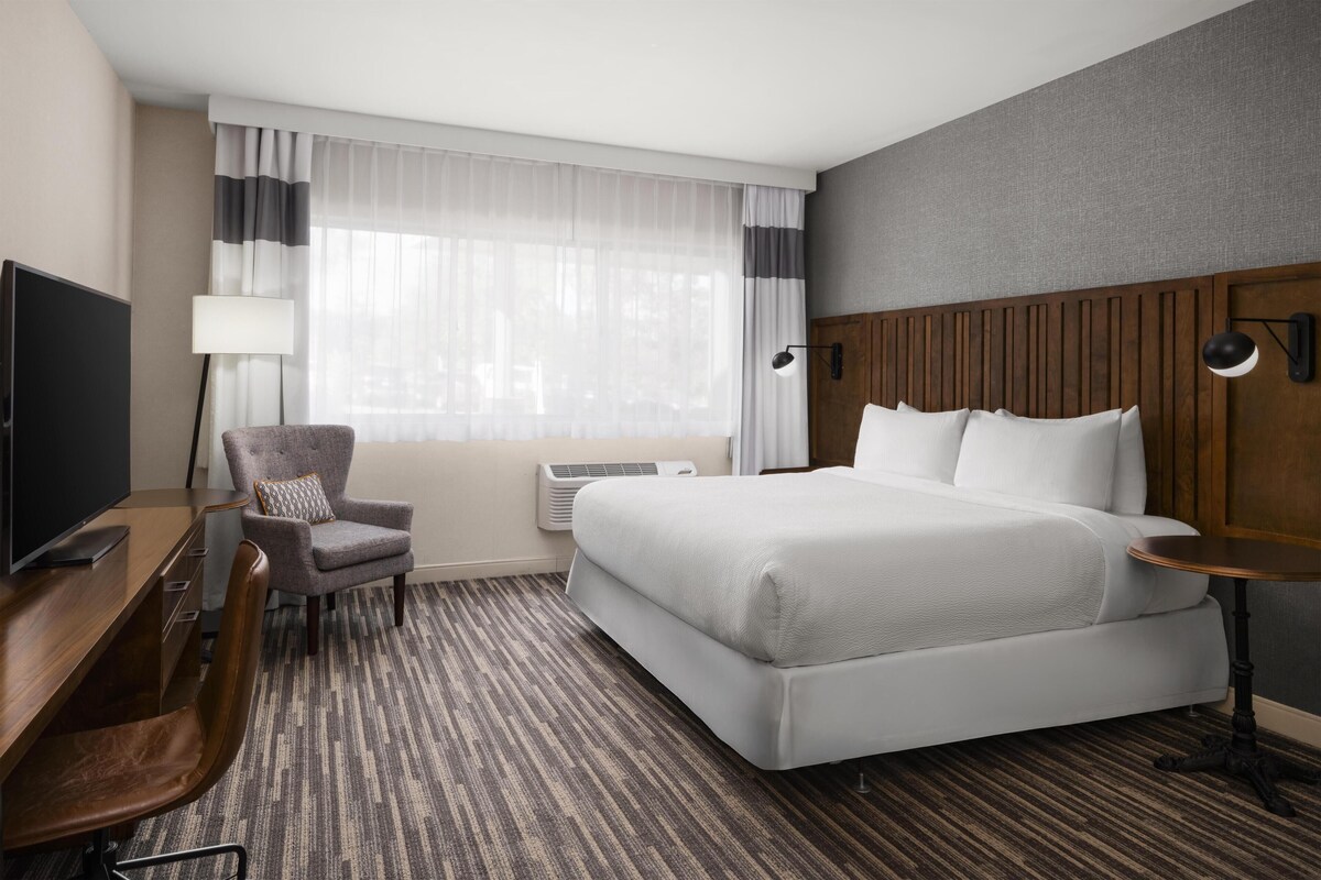 Standard Room, 1 King Bed, Non Smoking (Shower Only) | Premium bedding, in-room safe, desk, laptop workspace