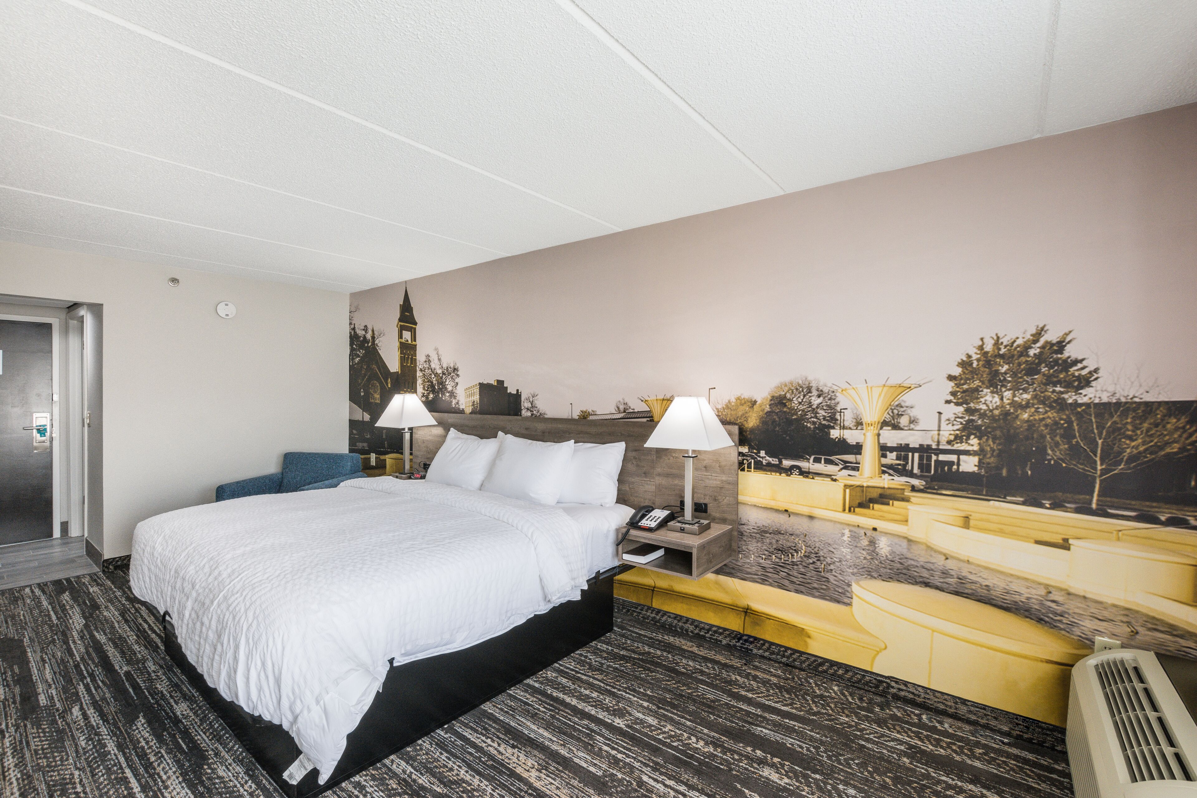 standard room, 1 king bed, non smoking | premium bedding, pillow-top beds, desk, laptop workspace