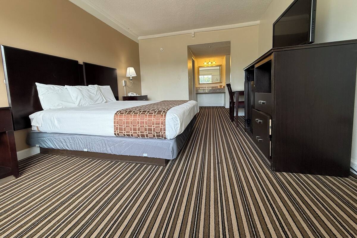 Blackout drapes, WiFi (free), bed sheets