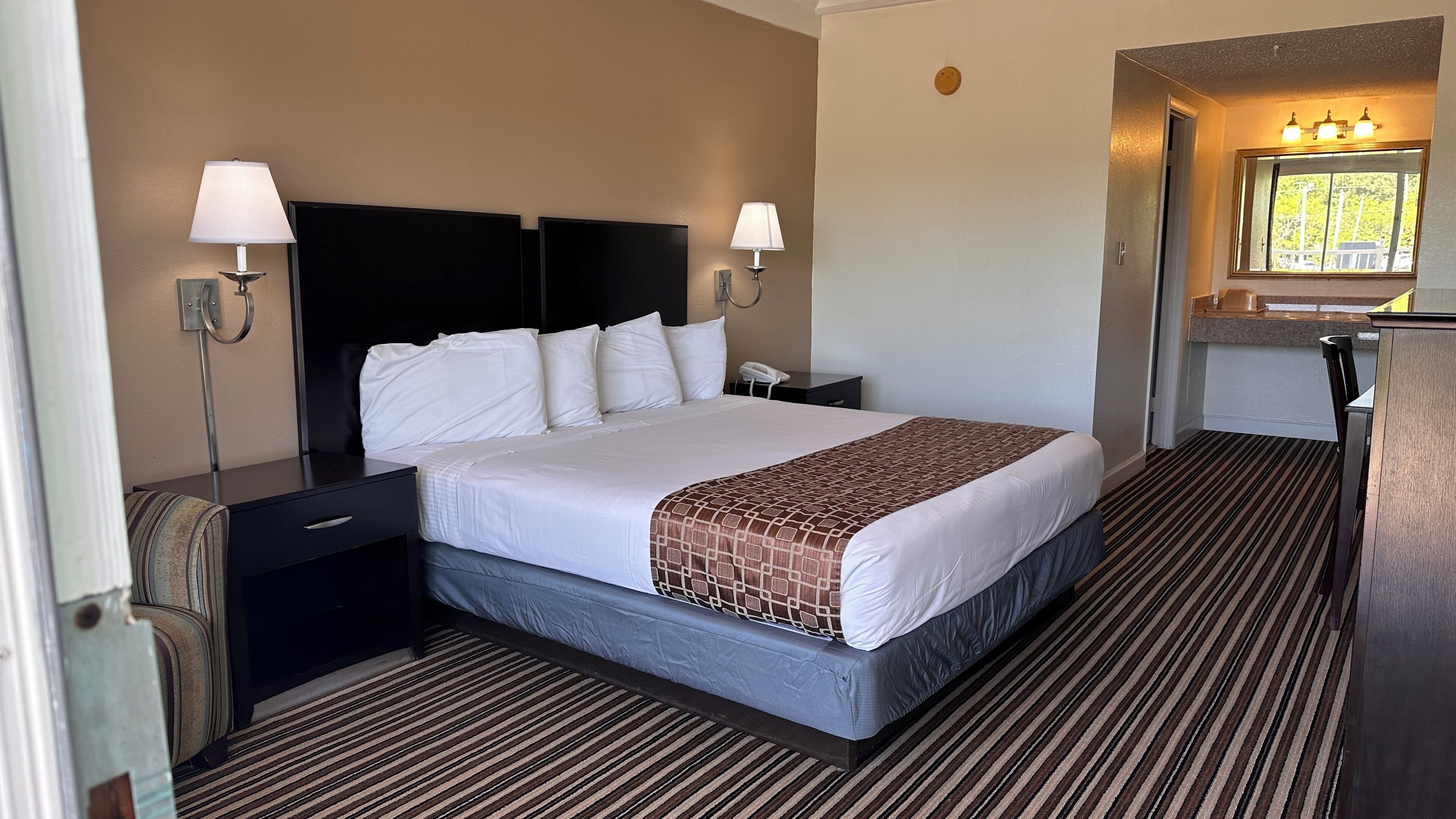 Deluxe Room | Blackout drapes, free WiFi, bed sheets