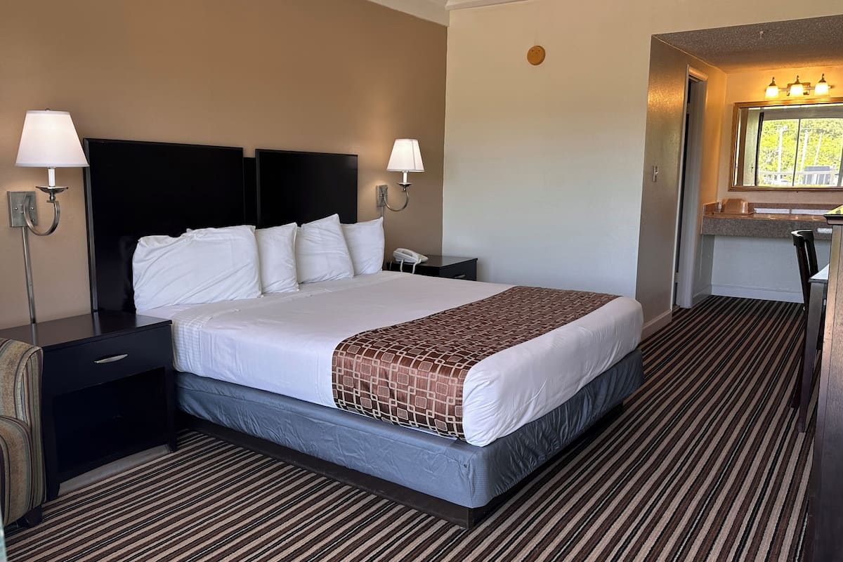 Deluxe Room | Blackout drapes, free WiFi, bed sheets