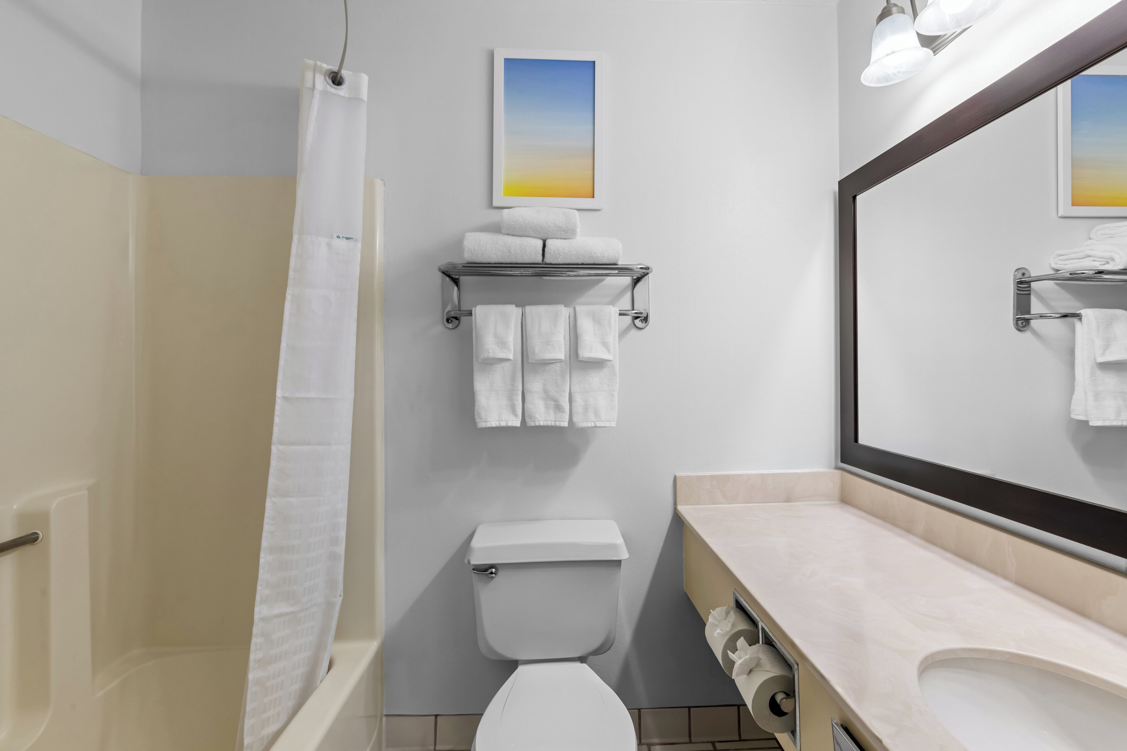 Tina con regadera, tina profunda, amenidades de baño gratuitas 