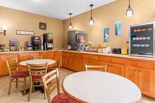 Café da manhã para viagem grátis todos os dias