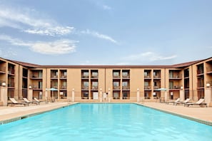 Piscine extérieure (ouverte en saison), chaises longues