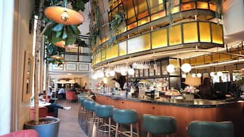 2 restaurantes; se sirven desayunos, almuerzos y cenas