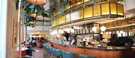 2 restaurants; breakfast, lunch and dinner served