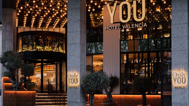 Exterior del Hotel Valencia con letrero 'Only YOU', diseño moderno y una entrada acogedora.