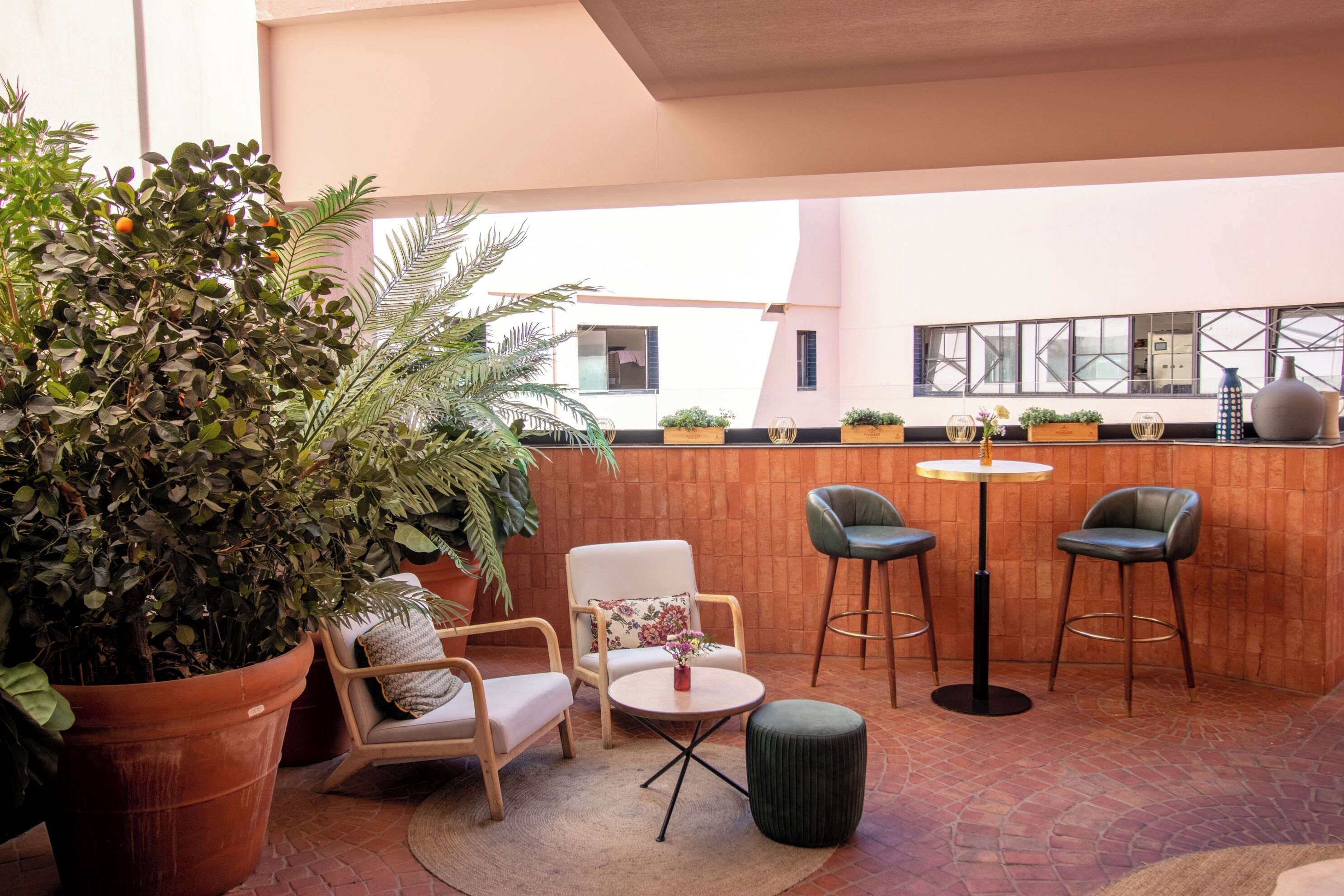 2 restaurants; breakfast, lunch, and dinner served