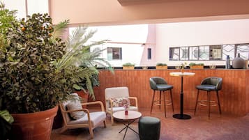 2 restaurants; breakfast, lunch, and dinner served