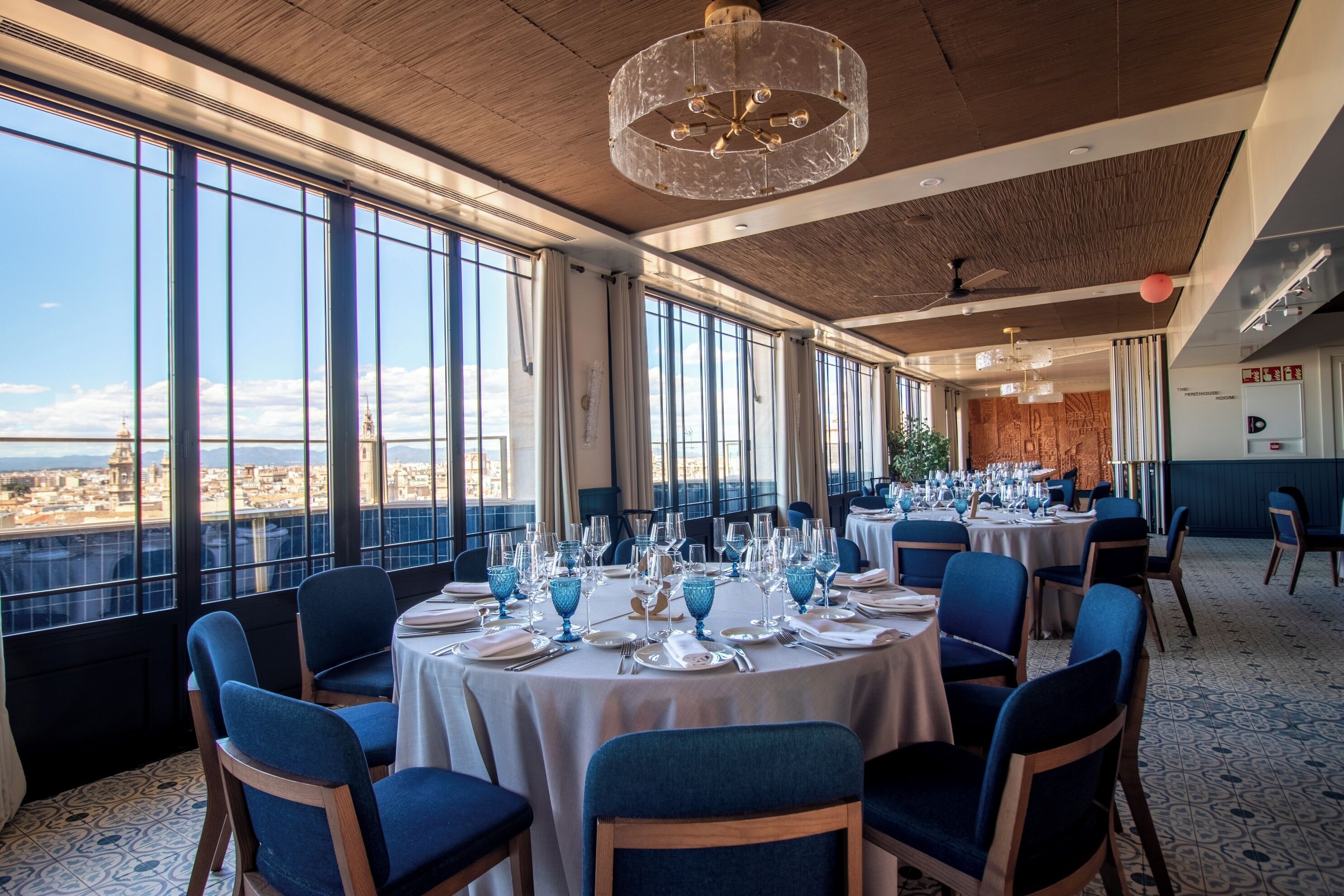 3 restaurants servant le déjeuner, le dîner et le souper