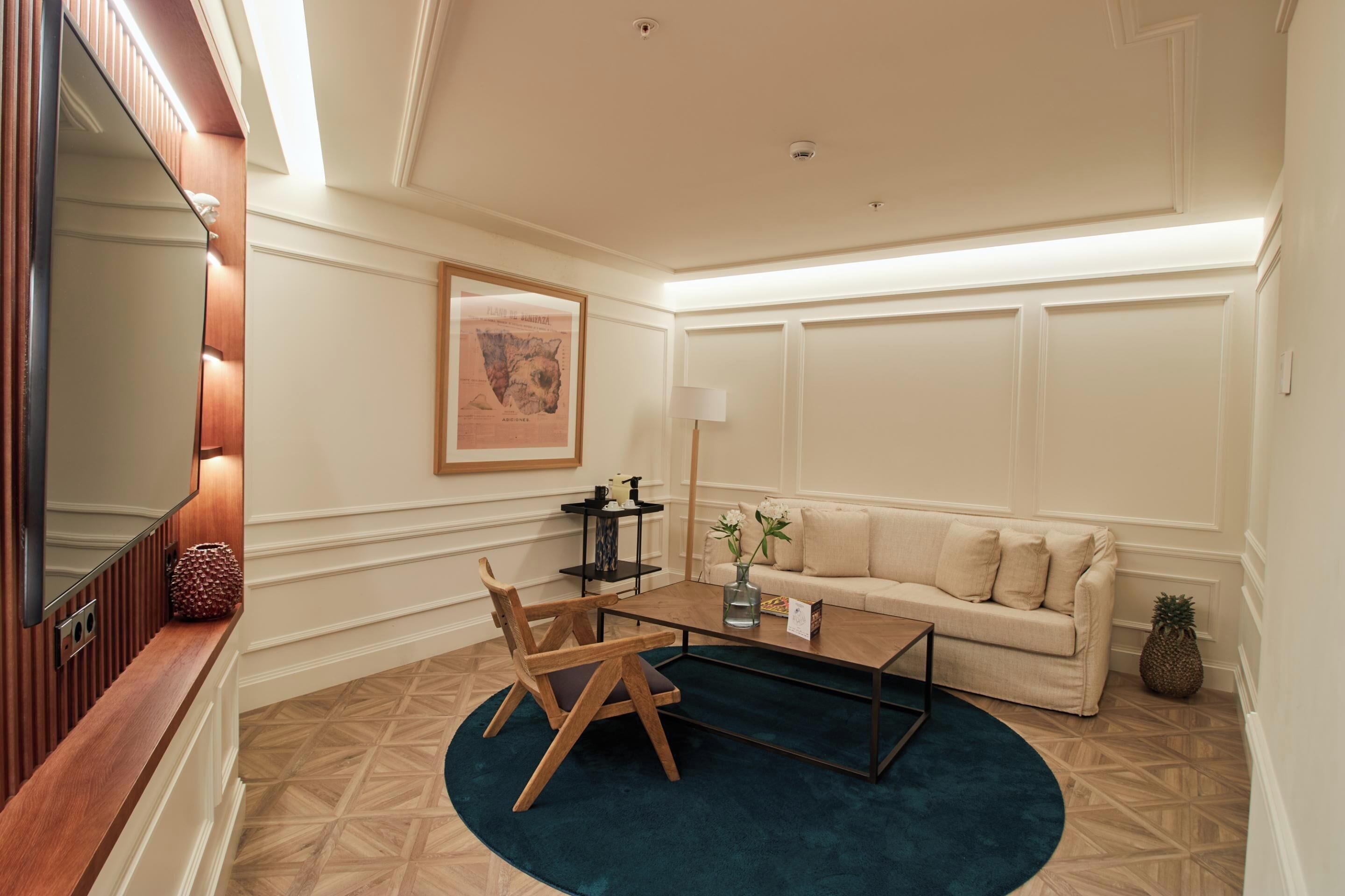 Una sala de estar moderna con un sofá, una mesa de centro y un televisor.