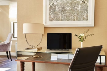 Business center at The Gardens Sonesta ES Suites New York