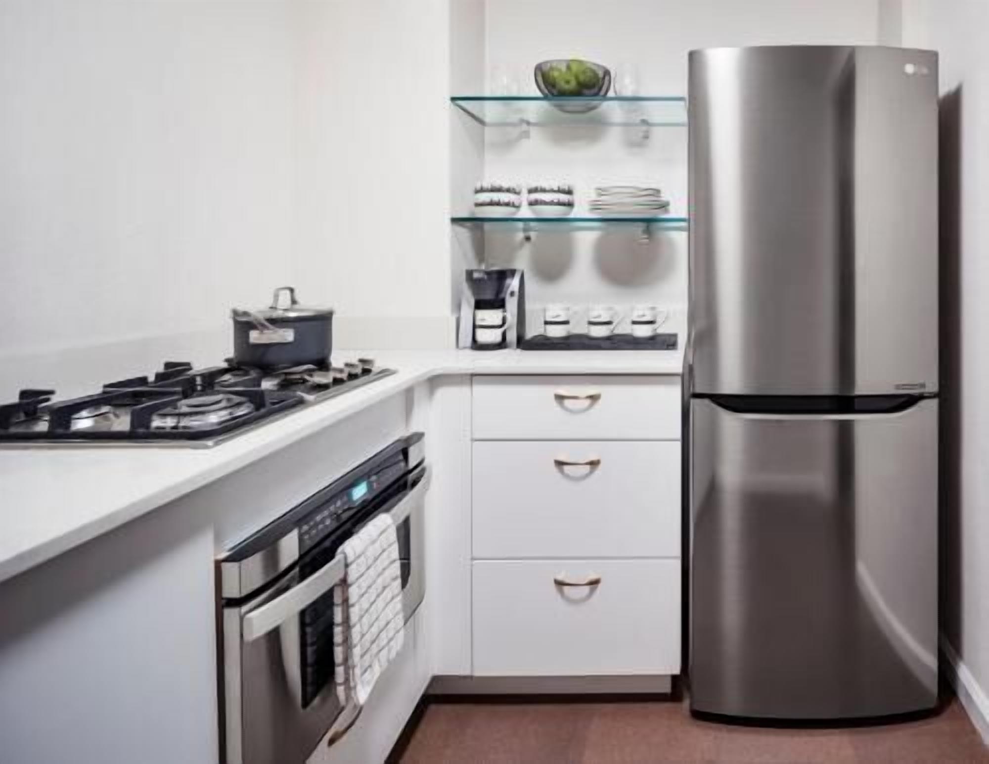 Cocina privada | Refrigerador, microondas, horno y parrilla de estufa 