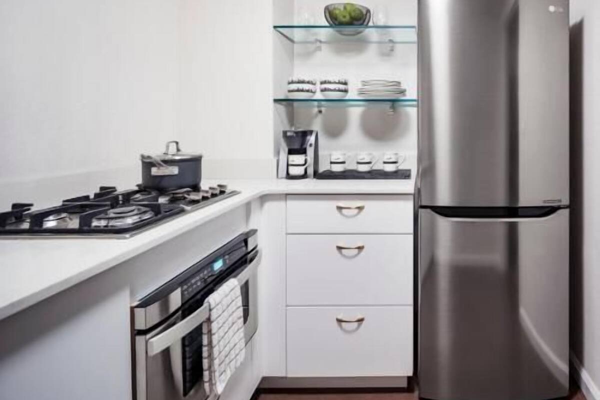 Cocina privada | Refrigerador, microondas, horno y parrilla de estufa