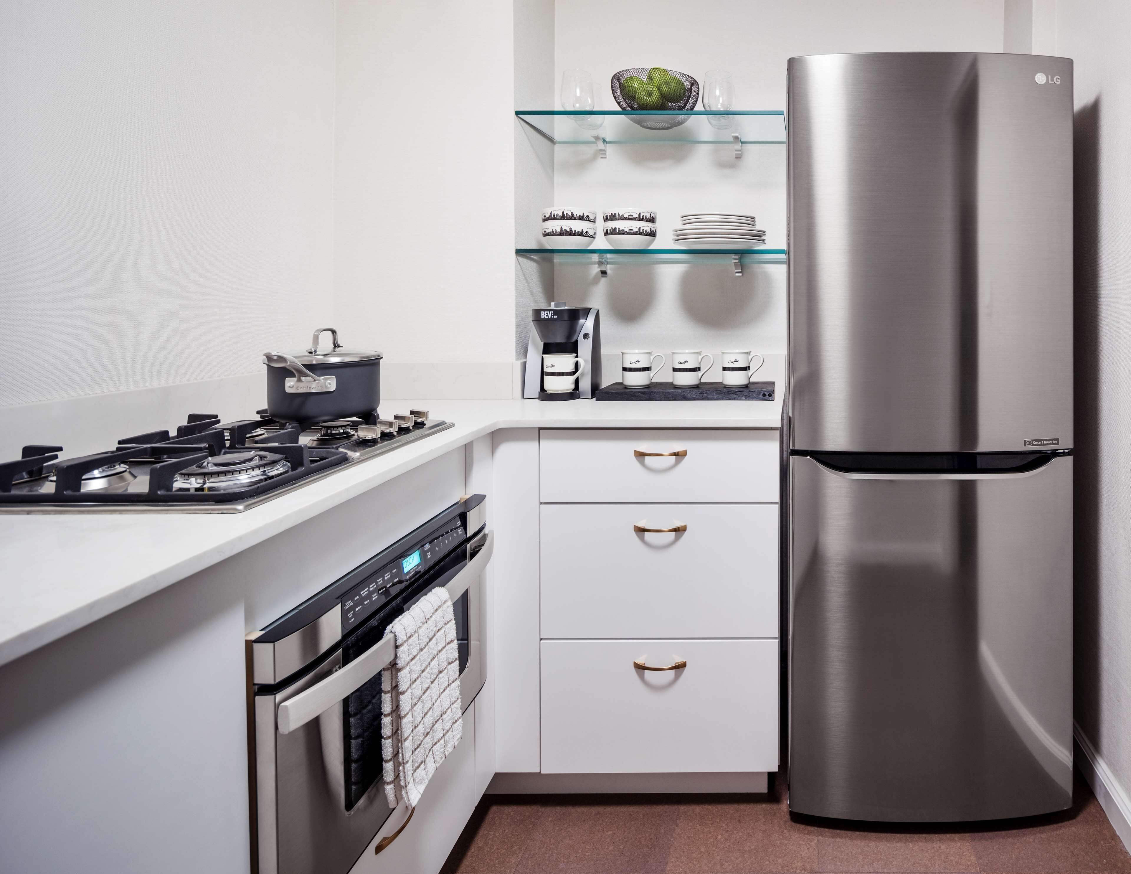 Cocina privada | Refrigerador, microondas, horno y parrilla de estufa 