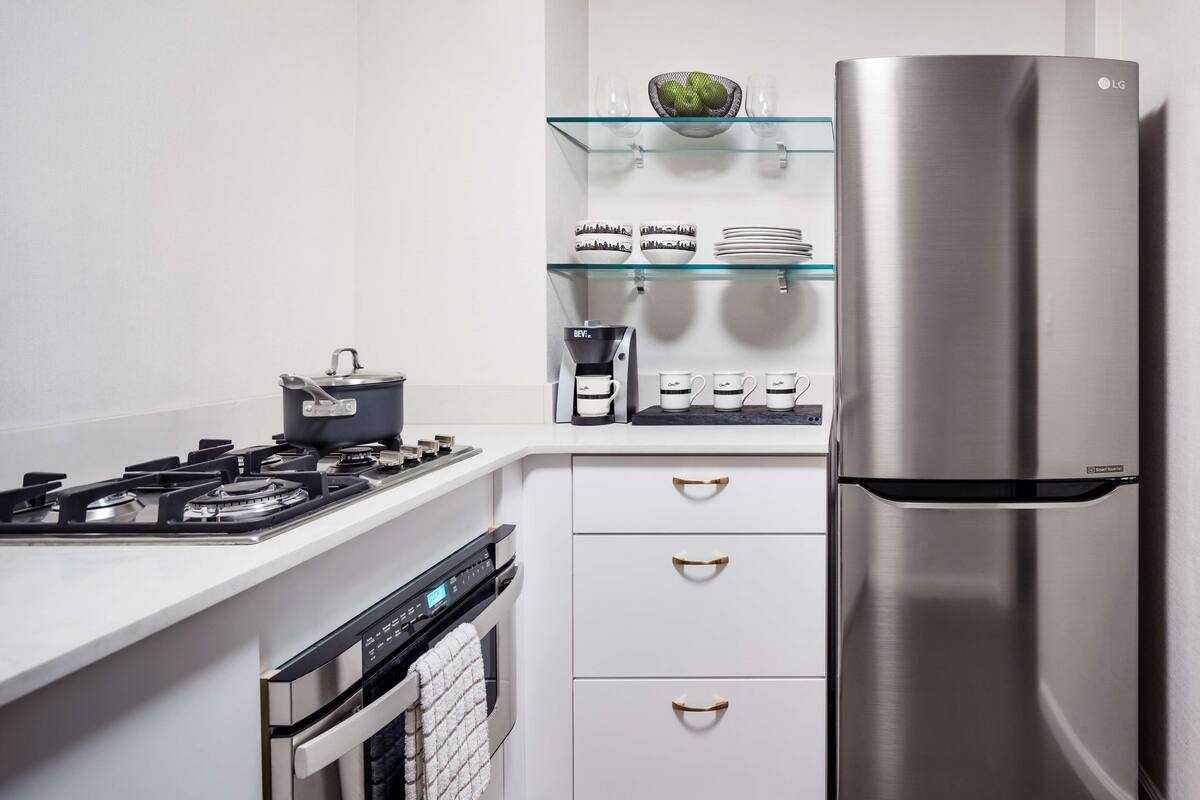 Cocina privada | Refrigerador, microondas, horno y parrilla de estufa