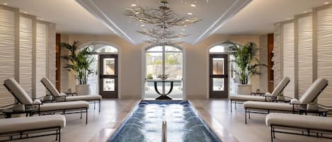 Salas de tratamiento para parejas, una bañera de hidromasaje, baño turco